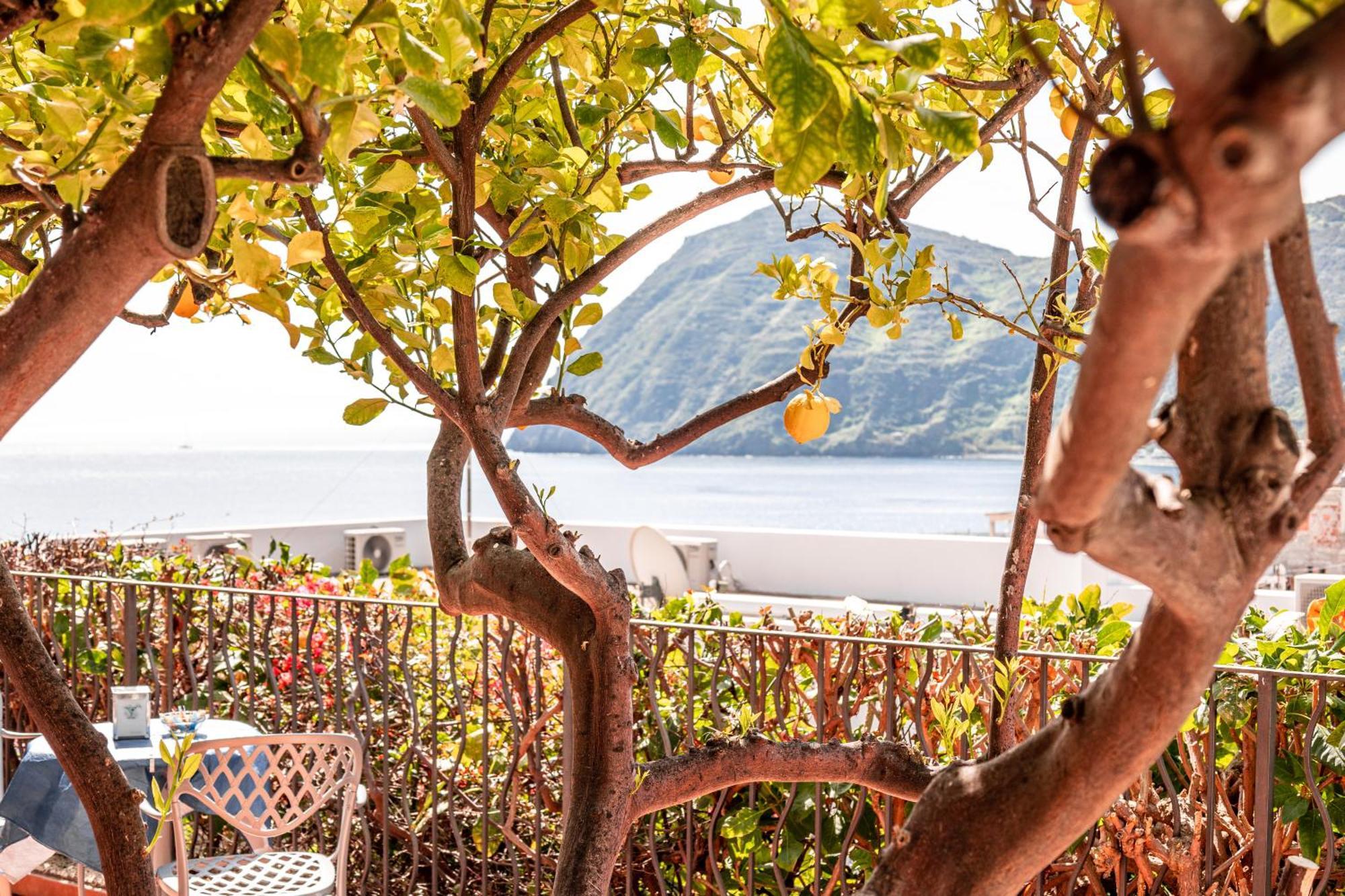Hotel Residence La Villetta Canneto  Exterior photo